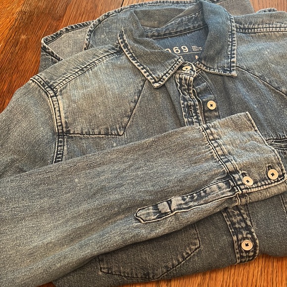 2 Gap denim long sleeve shirts - Picture 4 of 5